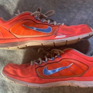 Women’s Nikes Sz 7